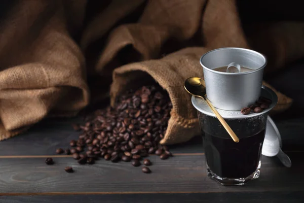 Винтажный Вьетнамский Кофе Дриппер Чашка Кофе Кофейные Зерна Мешком Темный — стоковое фото