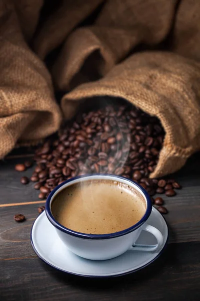 Pohár Kávy Kávové Fazole Pytlem Tmavý Styl Jídla — Stock fotografie