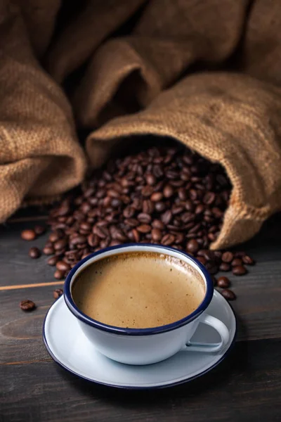 Vintage Kahve fincanı ve çantalı kahve çekirdekleri. koyu gıda tarzı