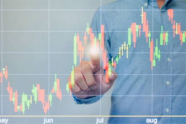 ホログラム画面で株式市場の見方をチェックするビジネスマン — ストック写真