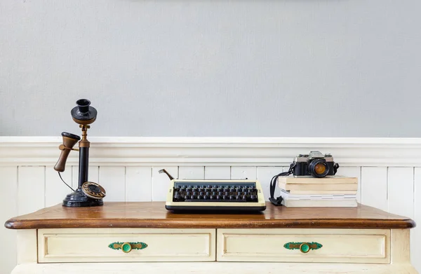 Vintage Workspaces Table Machine Écrire Téléphone Appareil Photo Livre — Photo