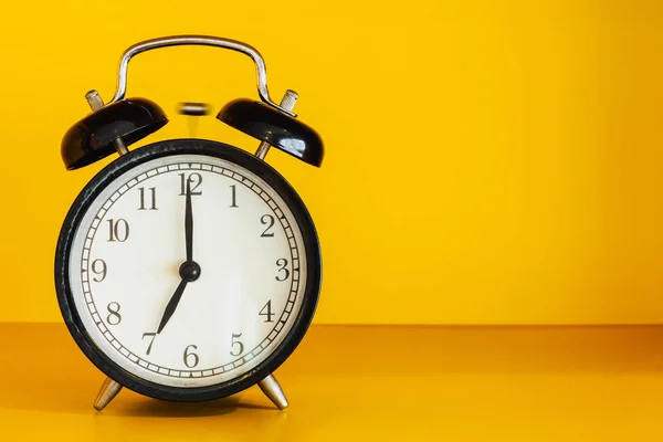 Reloj Despertador Sobre Fondo Amarillo Con Espacio Para Copiar — Foto de Stock