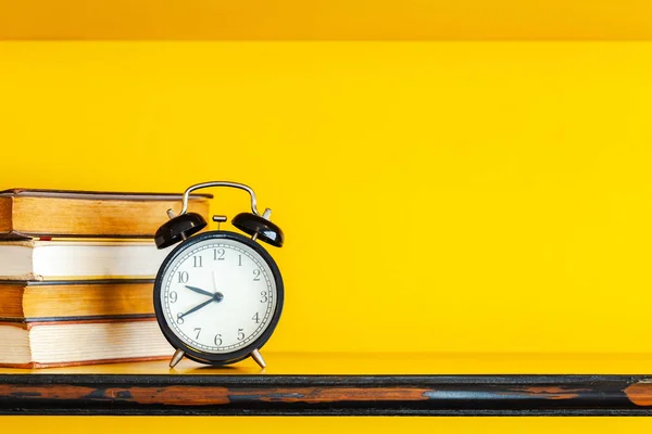 Reloj Despertador Libro Sobre Fondo Amarillo Con Espacio Para Copiar — Foto de Stock