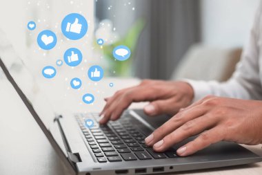 Sosyal medyada sosyal etkileşim için elinde akıllı telefon tutan erkek, bilgilendirme, dijital pazarlama ve sosyal medya kavramı ile ellerini uzattı.