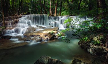 Huay Mae Kamin Şelalesi, Kanchanaburi, Tayland 'daki yağmur ormanlarındaki güzel şelale..