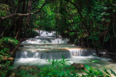 Huay Mae Kamin Şelalesi, Kanchanaburi, Tayland 'daki yağmur ormanlarındaki güzel şelale..