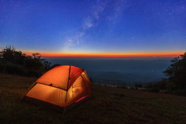Samanyolu Sop Moei, Mae Hong Son, Tayland 'da Doi Pui co' da kamp yapmak..
