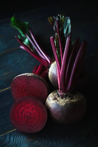 Organiczny Korzeń Buraka Zielonymi Liśćmi Starym Drewnianym Mistyczne Światło — Zdjęcie stockowe