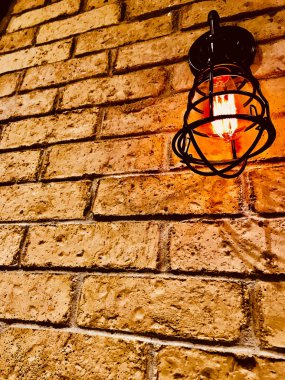 Bir tuğla duvarda Klasik ışık Buld 