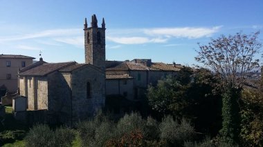 Italyan Toskana ortasında bir kule