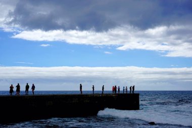 İnsanlar denize girer.