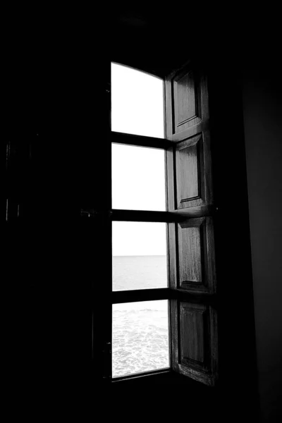 Janela para o mar em preto e branco — Fotografia de Stock