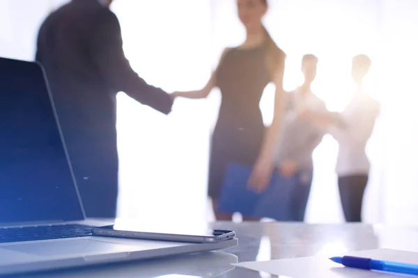 Laptopcomputer op het Bureau, zakenmensen permanent op de achtergrond. Partners — Stockfoto