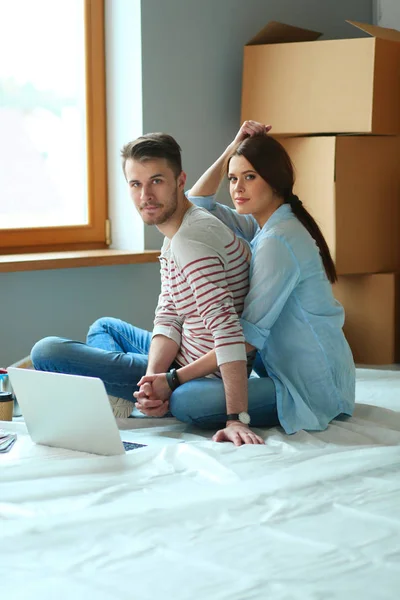 Молодая пара, сидящая на полу своей новой квартиры. Молодая пара — стоковое фото