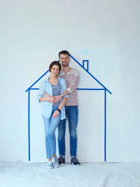 Staande voorzijde geschilderde woning op muur (echt) paar. Jong koppel — Stockfoto