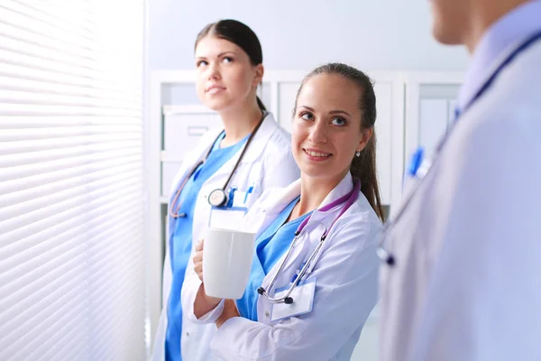 Jeune équipe ou groupe de médecins debout à l'hôpital. médecins — Photo