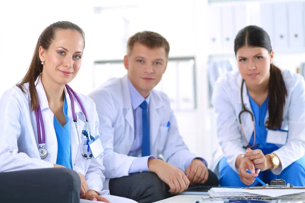 Squadra medica felice discutere e lavorare insieme. equipe medica — Foto Stock
