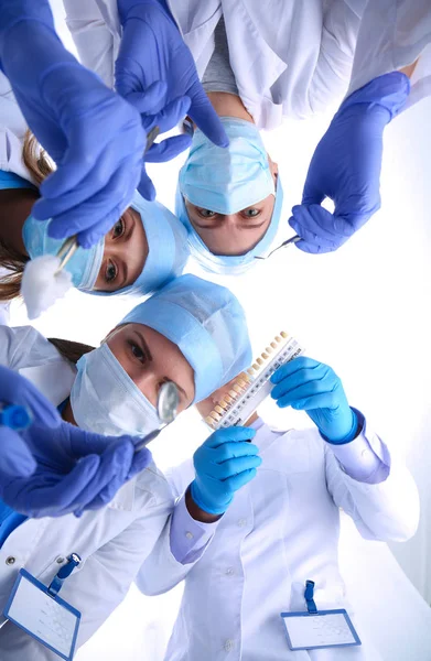 Chirurgen-Team, Frauen in Schutzuniformen, Mützen und Masken. — Stockfoto