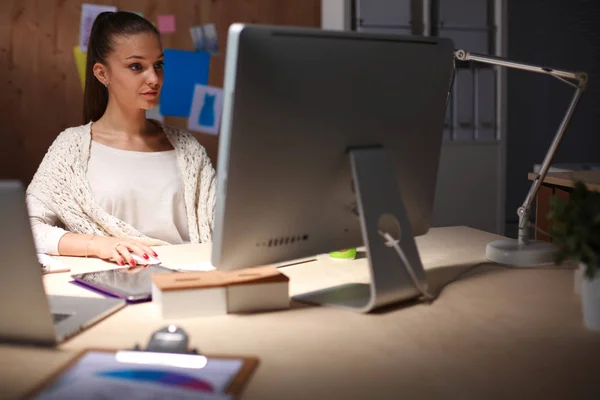 Mujer joven trabajando en la oficina, sentada en el escritorio. Mujer joven . — Foto de Stock
