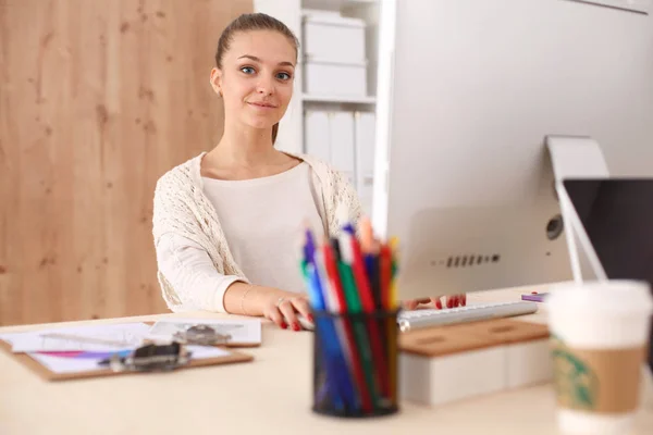 Mujer joven trabajando en la oficina, sentada en el escritorio. Mujer joven . — Foto de Stock