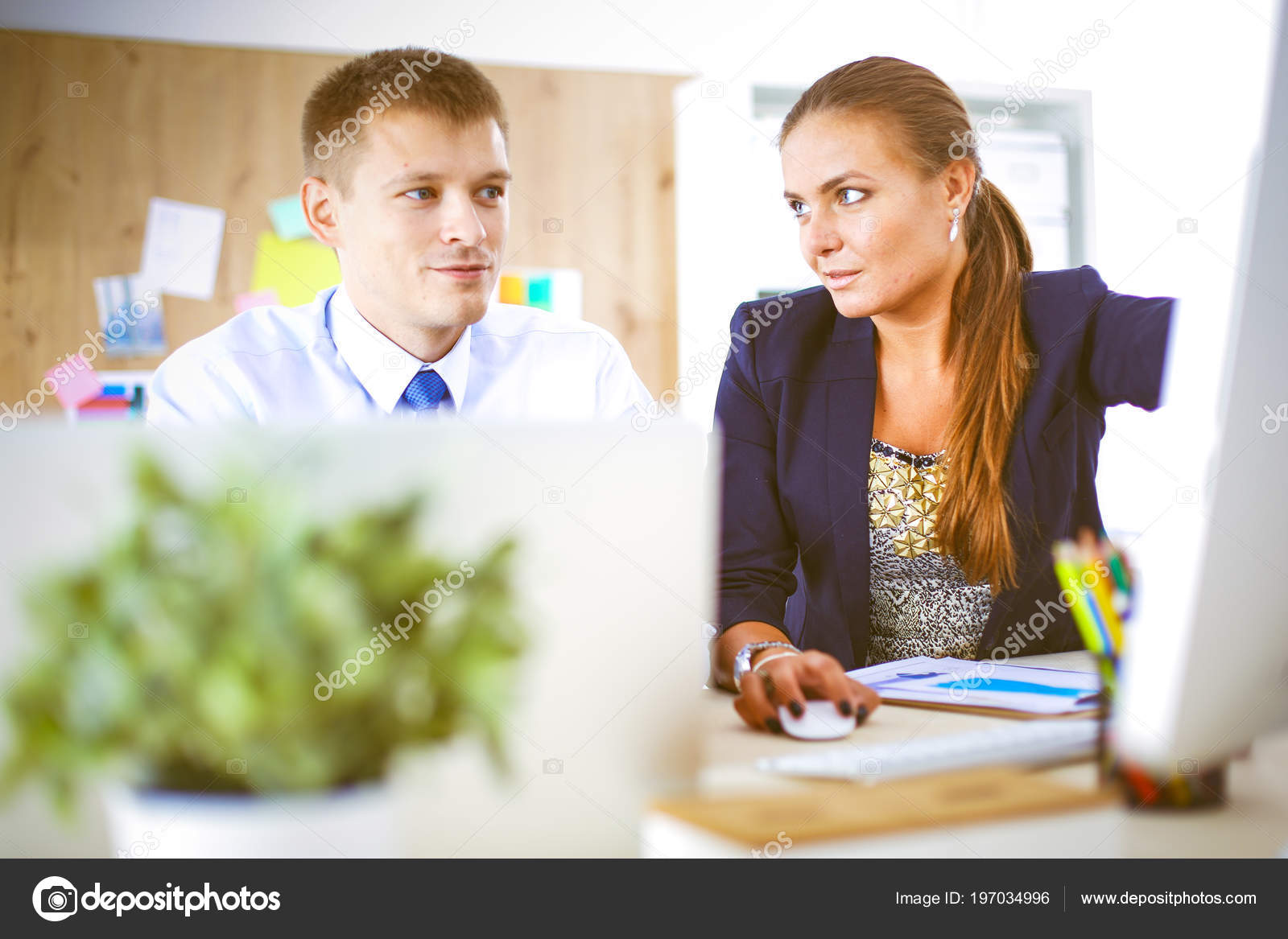 Junge Frau im Büro, am Schreibtisch arbeiten. Junge Frau. Partner ... Junge Frau im Büro, am Schreibtisch arbeiten. Junge Frau. Partner ...