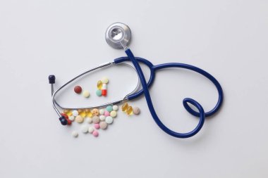 Sağlık stetoskop ve l hap üstünde okul sırası. Sağlık stetoskop