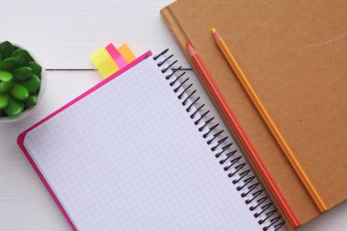 Üstten görünüm görüntüsünü içeren ahşap masa boş sayfalardan açık defter. Not defterini açın.