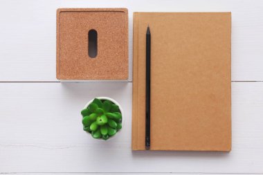 açık defter ile ahşap masa üzerinde boş sayfa görüntüsünü Üstten Görünüm.