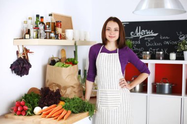 Onun mutfak Resepsiyon yakın duran genç kadın. Mutfak at genç kadın