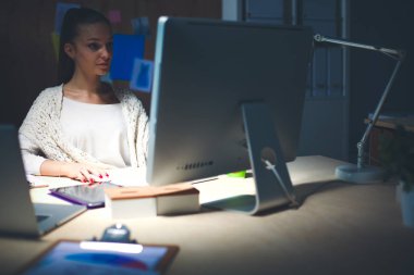 Masa başında oturan ofiste çalışan genç kadın. Genç kadın.