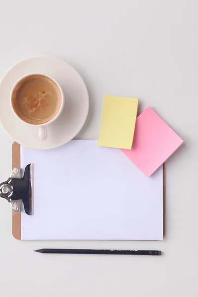 Tableta vacía y una taza de café en el escritorio . — Foto de Stock