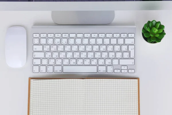 Laptop och kaffekopp på träbord. — Stockfoto