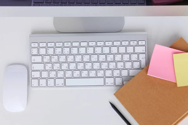 Laptop e xícara de café na mesa de madeira. — Fotografia de Stock