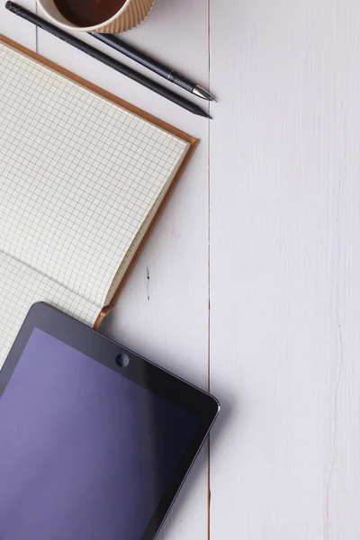 Image du haut du carnet ouvert avec des pages blanches à côté d'une tasse de café sur une table en bois . — Photo