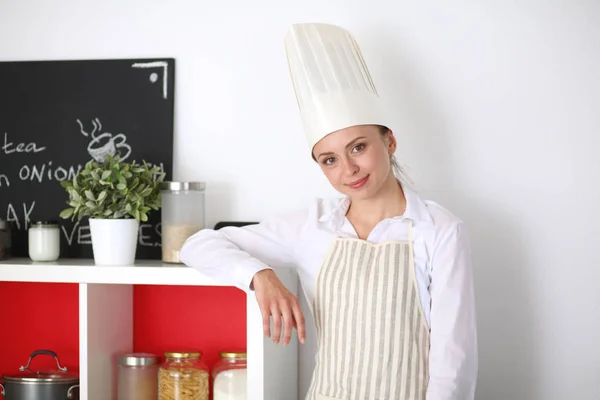 Šéfkuchař si žena portrét uniforma v kuchyni. Kuchaře žena — Stock fotografie