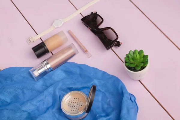 Sonnenbrille, Kosmetik-Make-up und Essentials auf Holzgrund. — Stockfoto