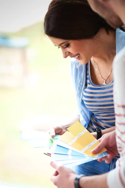 Paar verf kleur kiezen uit staal voor nieuw huis . — Stockfoto