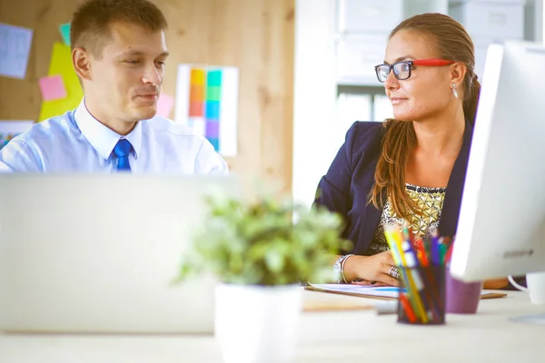 Junge Frau im Büro, am Schreibtisch sitzend. junge Frau. Partner — Stockfoto