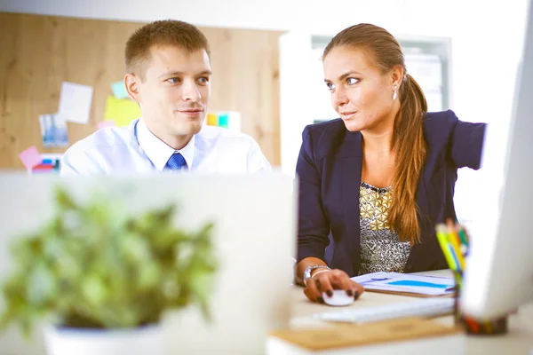 Jonge vrouw die werkt in office zit op Bureau. Jonge vrouw. Partners — Stockfoto