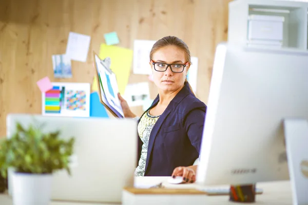 Retrato de una atractiva joven empresaria sentada frente a una computadora.empresaria  . — Foto de Stock