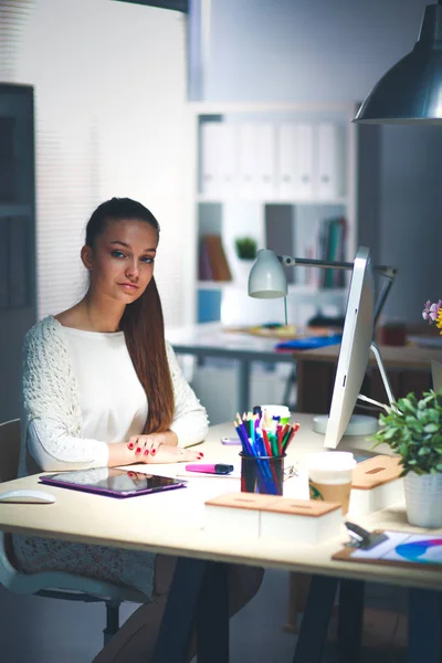 Mujer joven trabajando en la oficina, sentada en el escritorio. Mujer joven . — Foto de Stock