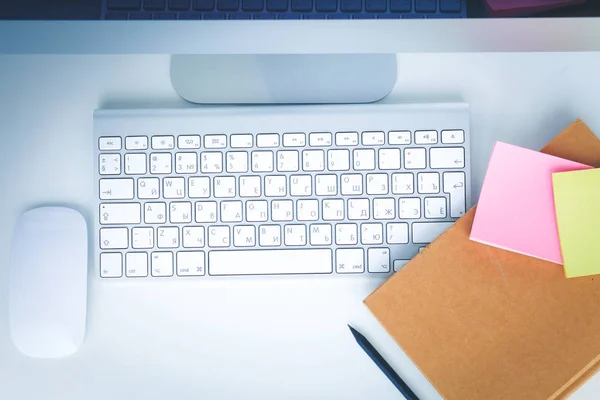 Laptop och kaffekopp på träbord. — Stockfoto