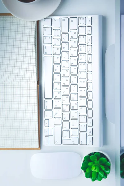 Laptop e xícara de café na mesa de madeira. — Fotografia de Stock