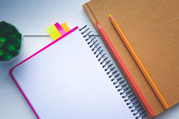 Imagem de vista superior do notebook aberto com páginas em branco na mesa de madeira. caderno aberto . — Fotografia de Stock