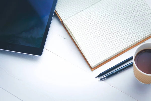 Vista dall'alto immagine di notebook aperto con pagine vuote accanto a una tazza di caffè su un tavolo di legno . — Foto Stock