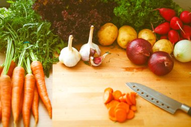 Mutfaktaki masanın üstünde sebzeler var. .