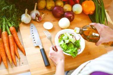 Onun mutfak Resepsiyon yakın duran genç kadın. Mutfak at genç kadın
