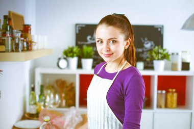 Onun mutfak Resepsiyon yakın duran genç kadın. Mutfak at genç kadın