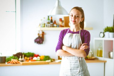 Onun mutfak Resepsiyon yakın duran genç kadın. Mutfak at genç kadın