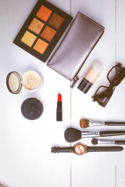 Makyaj fırçası ve kozmetik ürünleri, beyaz arka planda.